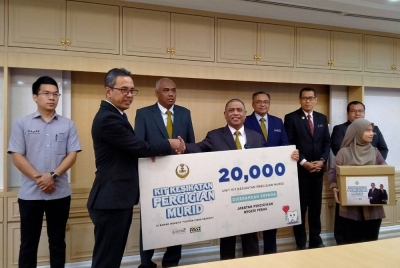 Saarani (empat dari kiri) menyerahkan replika peruntukan RM20,000 kepada Mohamad Fauzi ketika Program Penyerahan Kit Kesihatan Pergigian Murid Negeri Perak di Bilik Mesyuarat Pejabat Menteri Besar Perak, di sini pada Rabu.