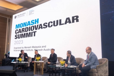 Dr Wan Azman (dua dari kiri), Dr Kar Chai (tengah), Dr Kui Hian (dua dari kanan) pada perbincangan mengenai peningkatan beban penyakit kardiovaskular di Malaysia.