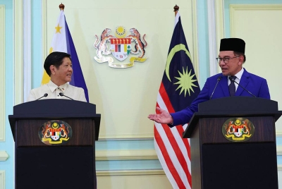 Anwar ketika sidang media bersama Ferdinand Marcos Jr (kiri) selepas menerima kunjungan hormat beliau di Bangunan Perdana Putra hari ini. - Foto Bernama