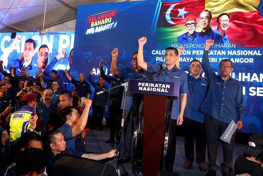 Mohamed Azmin ketika hadir pada Majlis Pengisytiharan Calon-Calon Perikatan Nasional PRN Selangor di Taman Medan pada Rabu. Foto: Bernama