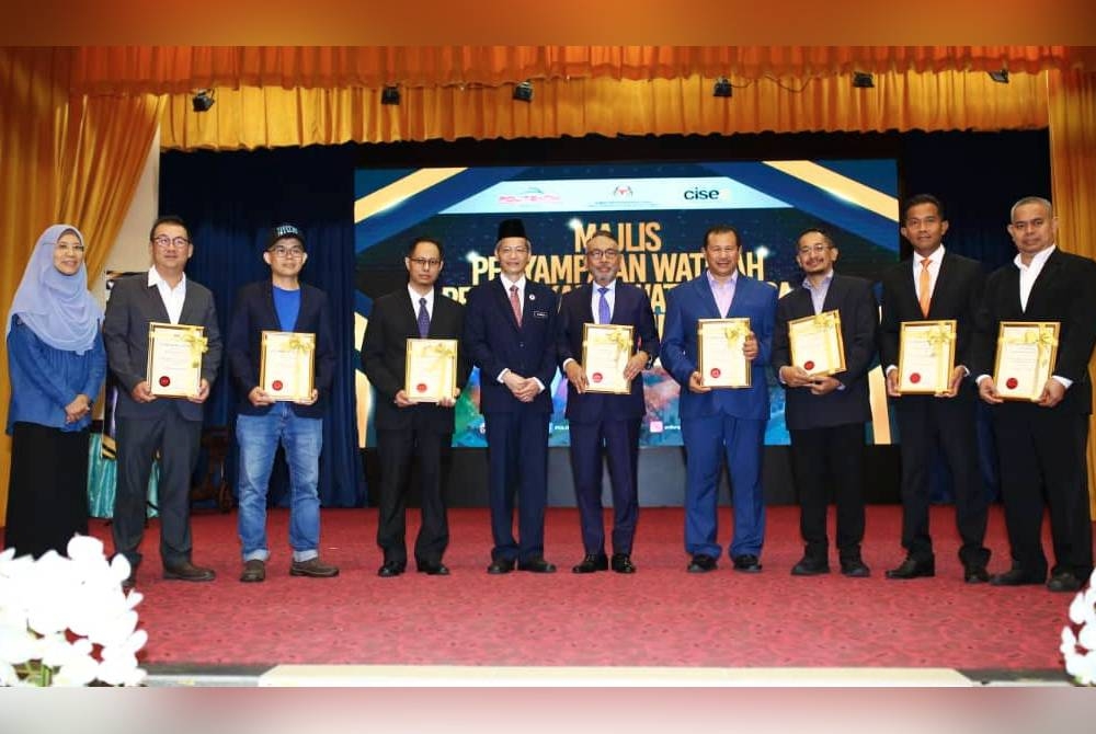 Sebahagian daripada 18 agensi dan pihak industri yang Menandatangani Sijil Kolaborasi Strategik bersama PUO.