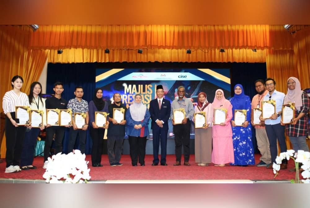 Shamsuri (tengah) bersama sebahagian agensi media yang hadir menerima penghargaan daripada PUO.