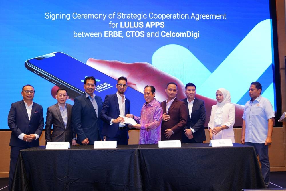 Ahmad Maslan (tengah) bergambar bersama selepas sesi menandatangani perjanjian kerjasama strategik Lulus Apps antara ERBE,CTOS dan CelcomDigi di Hotel Double Tree by Hilton, pada Khamis.