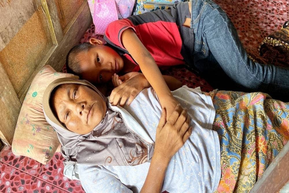 Lebih menyedihkan lagi Mohd Airis Haikal dan neneknya, Moreena, terpaksa keluar dari rumah sewa yang didiami di Kok Lanas kerana tidak mampu untuk membayar sewa berjumlah RM250.