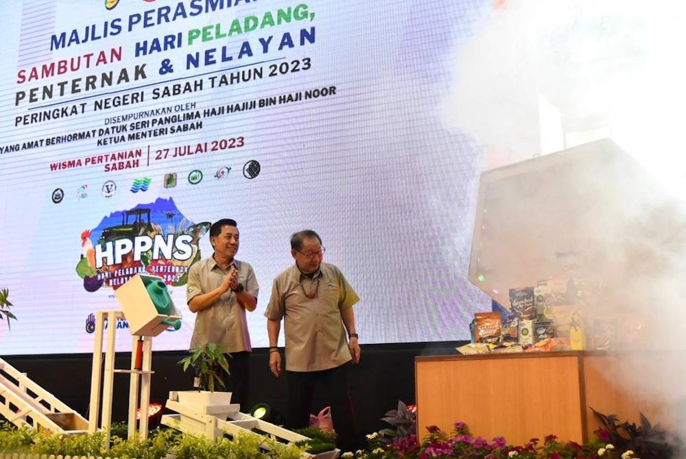 Jeffrey (dua dari kanan) ketika merasmikan majlis perasmian Hari Peladang, Penternak dan Nelayan peringkat Sabah 2023 di Wisma Pertanian Kota Kinabalu.