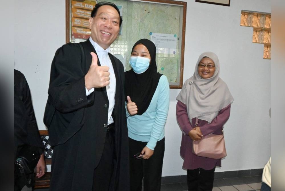Nurshahira (dua,kiri) bersama peguamnya selepas keluar dari mahkamah Tinggi Melaka di sini, pada Khamis.