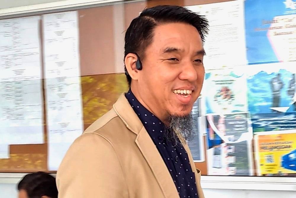 Firdaus Wong kelihatan tenang ketika hadir ke Mahkamah Sesyen pada Khamis.