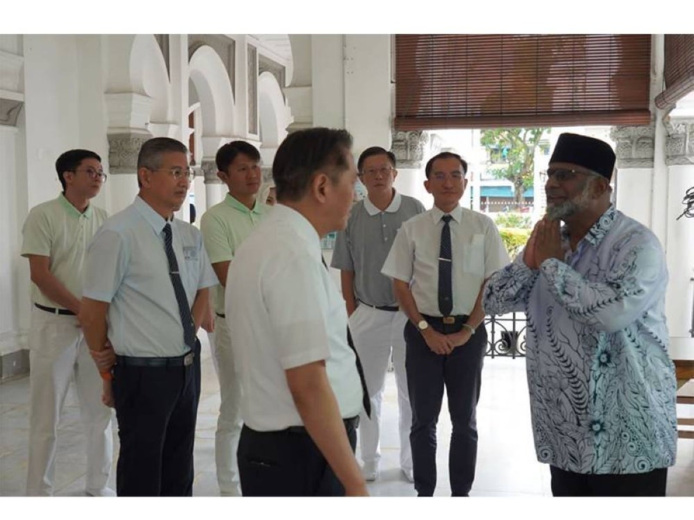Kamarudin sedang memberikan penerangan mengenai Islam kepada pelawat daripada pimpinan Pertubuhan Buddhist Tzu Chi semasa jelajah masjid di Masjid Kapitan Keling.