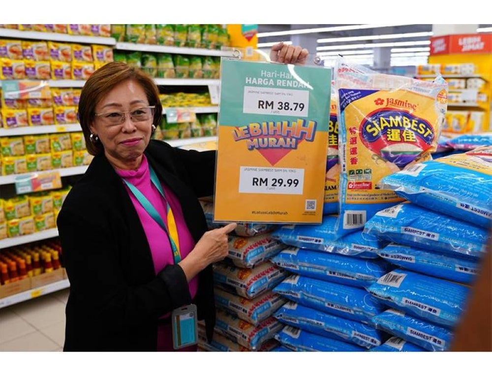 Vivian Yap menunjukkan harga beras selepas diskaun.