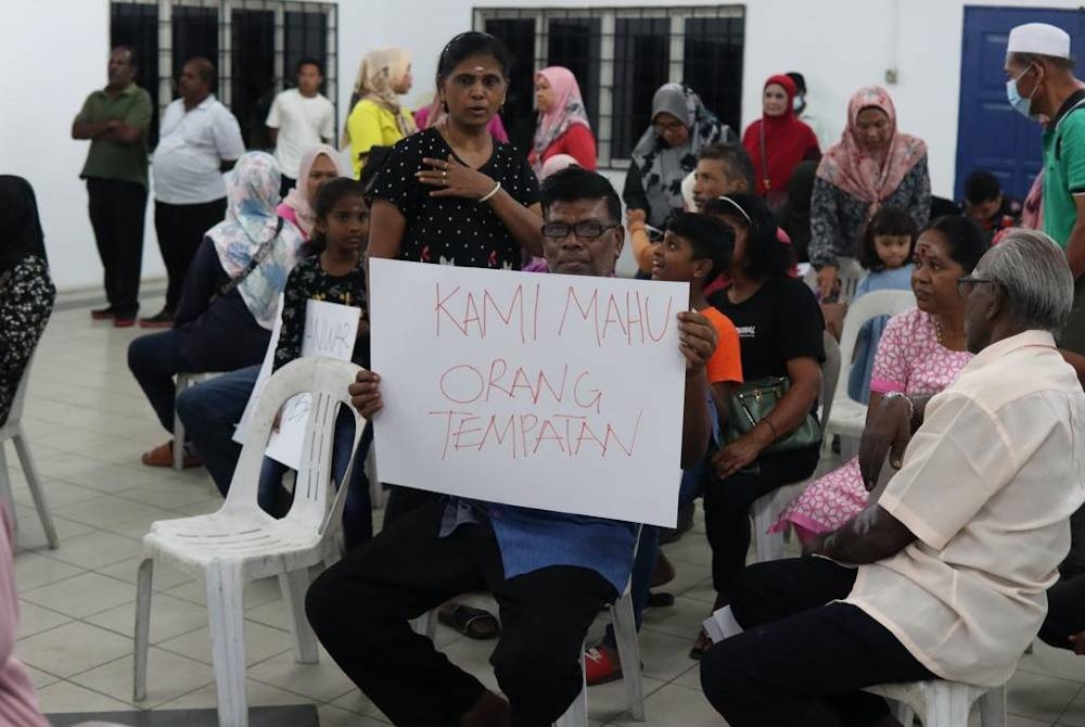 Antara penduduk yang mahu Shatiri dikekalkan sebagai calon PH DUN Kota Damansara.