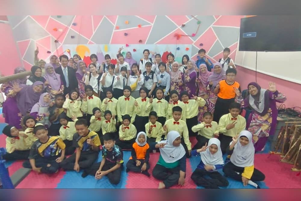 Delegasi Sekolah Wilayah Kogashima bersama murid SK Datin Khadijah pada program 'Study Tour' pada Selasa. - Foto SK Datin Khadijah