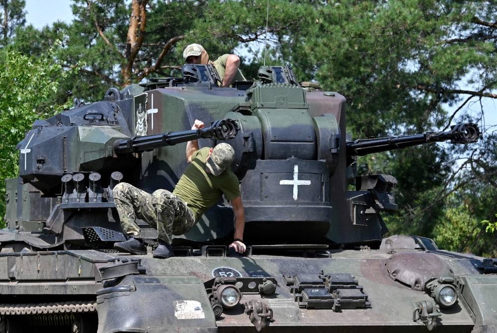 Askar Ukraine menjalani latihan di Kyiv. - Foto AFP