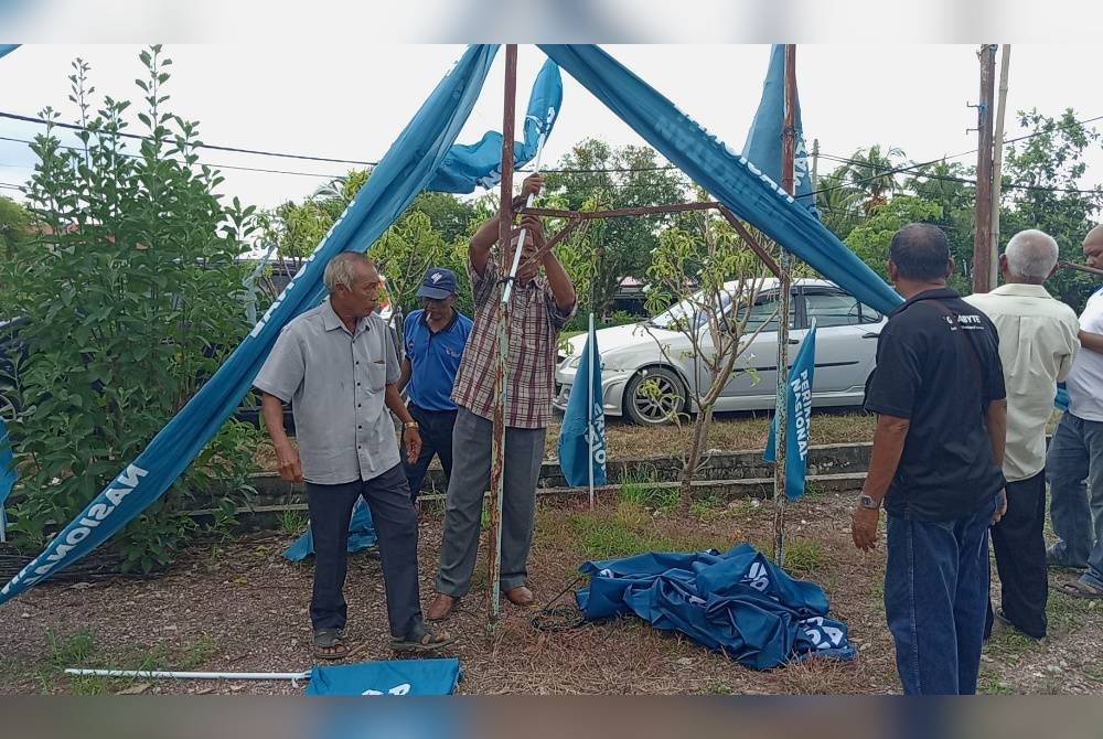 Sebahagian ahli Bersatu dan Ketua PDM menurunkan bendera PN sebagai tanda protes menolak calon DUN Kota Siputeh.