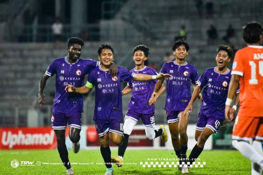 Aksi para pemain muda Kelantan FC ketika berdepan Kuching City dalam perlawanan Liga Super di Stadium Negeri, Kuching baru-baru ini. - Foto Kelantan FC