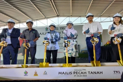 Rodziah (tiga, kanan) ditemui pada Majlis Pecah Tanah Rumah Selangorku Pangsapuri Harmoni TWL Subang Jaya USJ1 di sini pada Khamis.