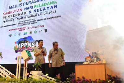 Jeffrey (dua dari kanan) ketika merasmikan majlis perasmian Hari Peladang, Penternak dan Nelayan peringkat Sabah 2023 di Wisma Pertanian Kota Kinabalu.