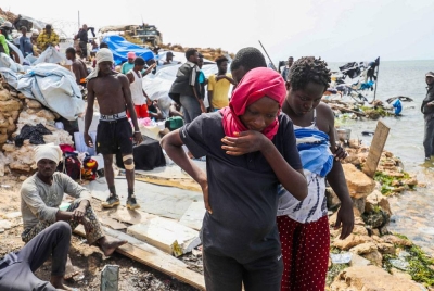 Pendatang dari Afrika ditemukan di perairan di sempadan Libya-Tunisia, Ras Jedir pada Selasa. - AFP