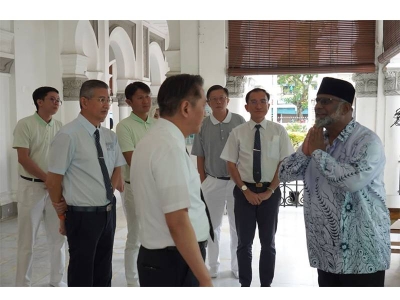 Kamarudin sedang memberikan penerangan mengenai Islam kepada pelawat daripada pimpinan Pertubuhan Buddhist Tzu Chi semasa jelajah masjid di Masjid Kapitan Keling.