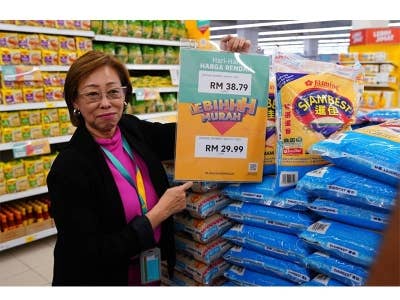 Vivian Yap menunjukkan harga beras selepas diskaun.