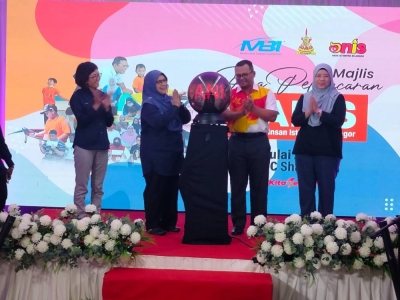 Siti Mariah (dua kiri) mengiringi Menteri Besar (dua kanan) menyempurnakan Majlis Pra Pelancaran Yanis dan Kompleks Yanis pada Khamis.
