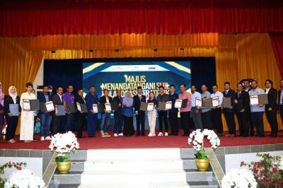 PUO menandatangani Sijil Kolaborasi Strategik bersama 18 agensi dan pihak industri di negeri ini bagi perkongsian dua hala dalam aspek kepakaran dan penyediaan latihan.
