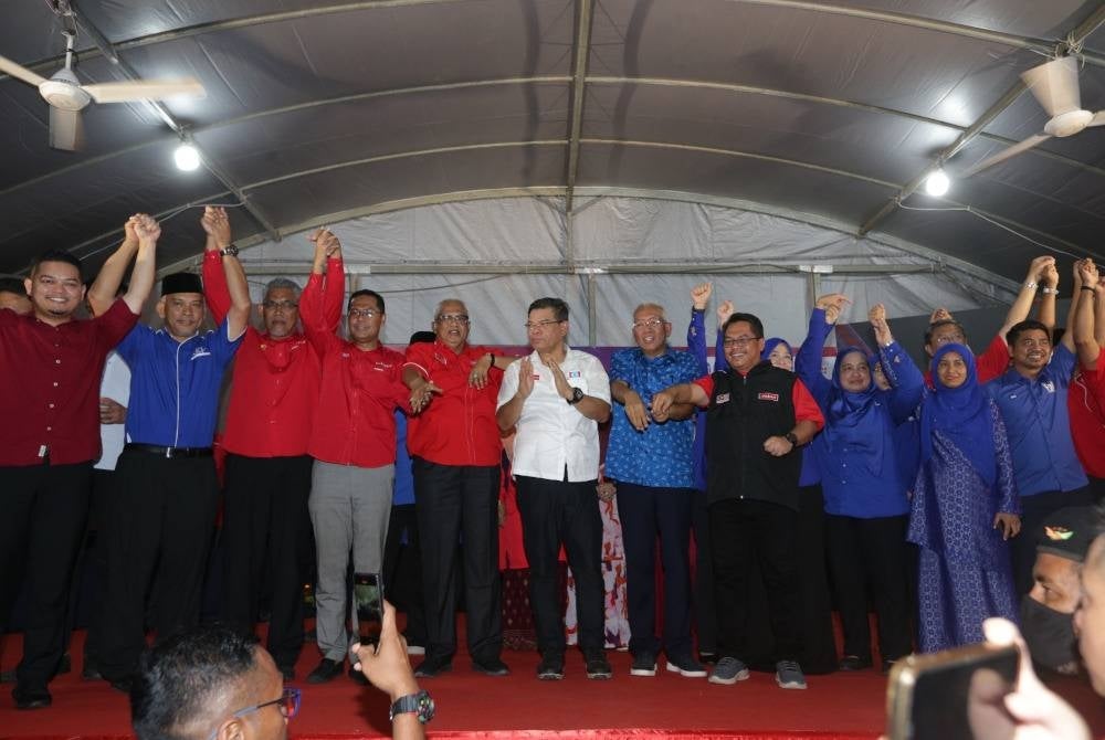 Saifuddin (tengah) turut hadir pada Majlis Pengenalan Calon dan Pelancaran Manifesto Perpaduan Kedah di Dataran Laguna Merbok, di Sungai Petani pada malam Khamis.