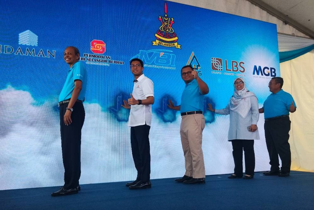 Amirudin (tengah) pada majlis pelancaran pecah tanah Idaman Cahaya pada Jumaat.