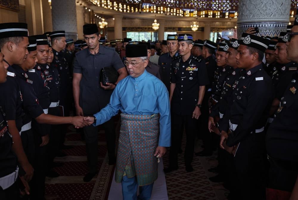 Al-Sultan Abdullah berkenan beramah mesra bersama anggota Polis Diraja Malaysia - Foto Bernama