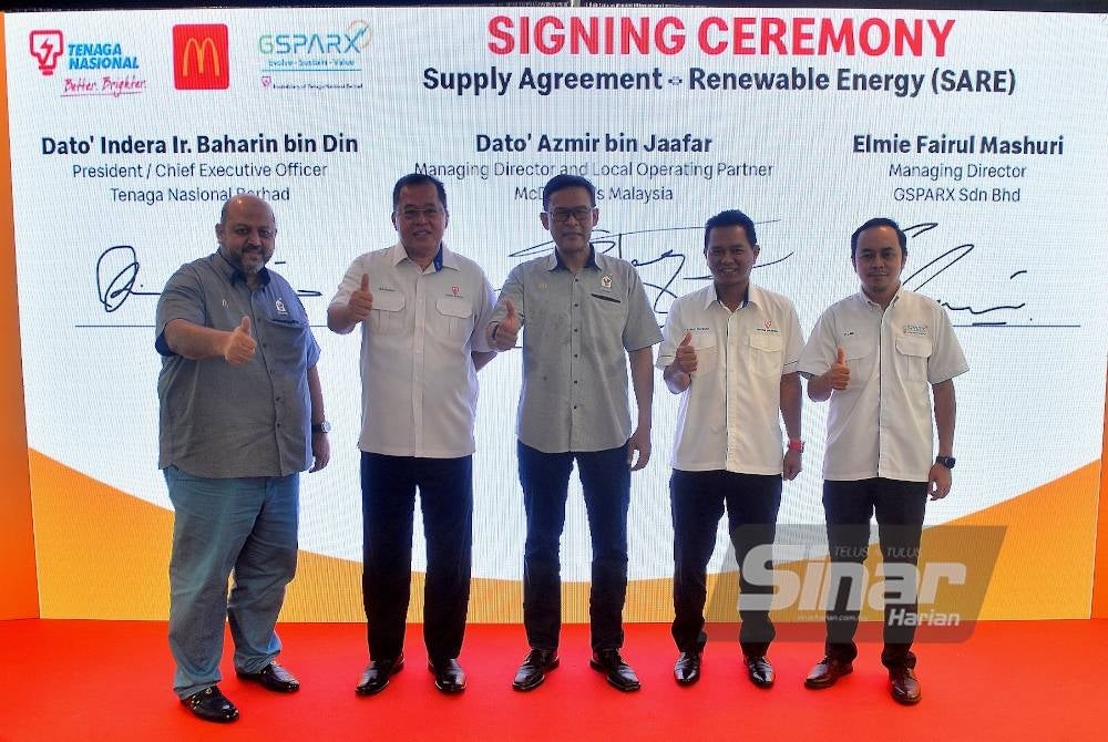 Azmir (tengah) diiringi Ir Baharin Din (dua dari kiri) dan Pengarah Urusan GSparx Sdn Bhd, Elmie Fairul Mashuri (kanan) bergambar selepas menandatangani kerjasama Strategik dengan TNB serta GSparx untuk pemasangan bumbung fotovoltaik solar di Mcdonald's Pantai Sentral Park DT, Jalan Pantai Sentral pada Jumaat. FOTO SINAR HARIAN /ASRIL ASWANDI SHUKOR.