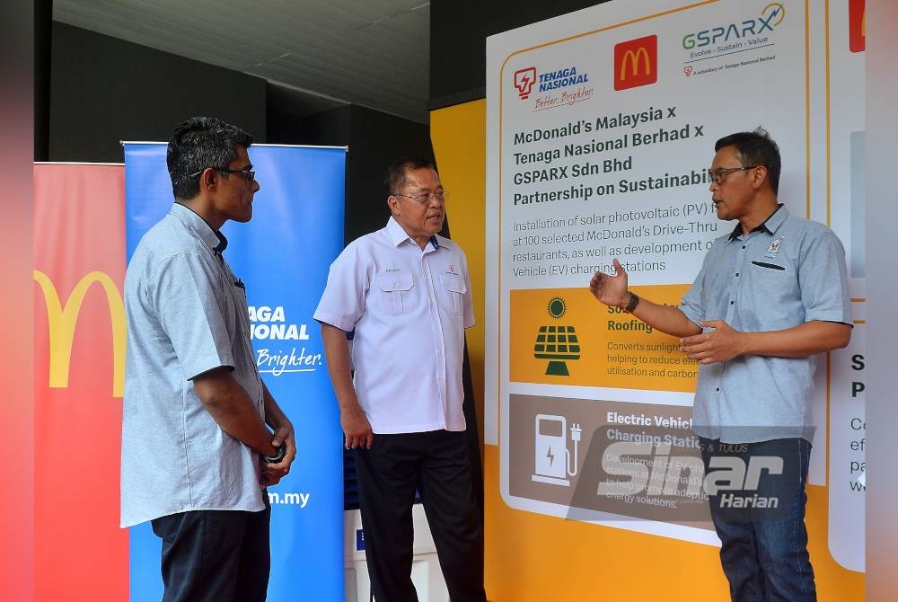 Azmir (kanan) berkata, pemasangan bumbung solar merupakan sebahagian usaha McDonald's Malaysia dalam mencapai sifar karbon dalam segenap operasi di peringkat global menjelang 2050.