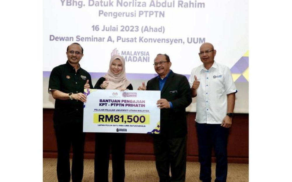Pengerusi PTPTN, Datuk Norliza Abdul Rahim (dua dari kiri) menyerahkan plakad sumbangan Bantuan Pengajian KPT-PTPTN Prihatin berjumlah RM81,500 kepada Mohd Fo'ad pada majlis penyampaian bantuan berkenaan di UUM.