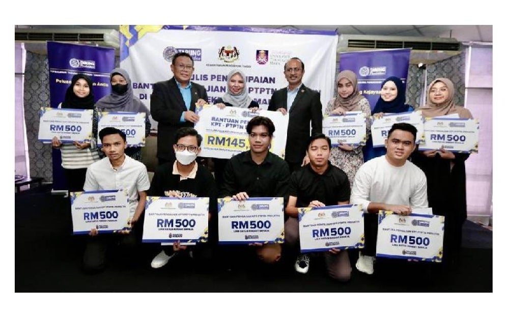 Norliza (empat dari kiri) bergambar bersama pelajar Bantuan Pengajian KPT-PTPTN Prihatin di UiTM Shah Alam.