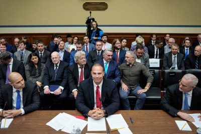 Grusch (depan, tengah) semasa sesi pendengaran Jawatankuasa Kecil Pemantauan bertajuk "Fenomena Anomali Tidak Dikenali: Implikasi terhadap Keselamatan Negara, Keselamatan Awam dan Ketelusan Kerajaan" di Capitol Hill. - AFP