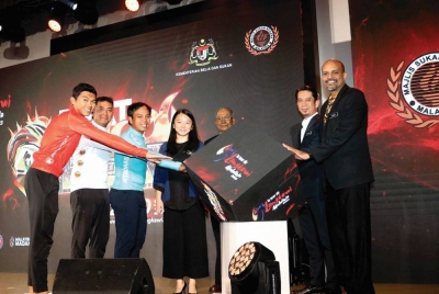 Hannah (tengah) bersama Abu Samah (tiga dari kanan) dan Adam Adli (dua dari kanan) ketika Majlis Pelancaran LTdL 2023 di Putrajaya pada 4 Julai lalu.