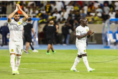 Benzema (kiri) dan N'Golo Kante melakukan penampilan pertama untuk Al Ittihad. - Foto EPA