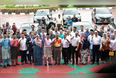 Amirudin (tengah) bergambar bersama kakitangan Kerajaan Negeri Selangor selepas majlis penyerahan kenderaan rasmi di Dataran Setiausaha Kerajaan Negeri pada Jumaat. - Foto Bernama