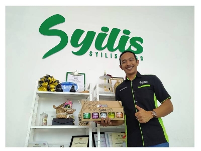 Shahrol Annaz menunjukkan produk Syilis yang kini sudah menembusi pasaran di peringkat antarabangsa.