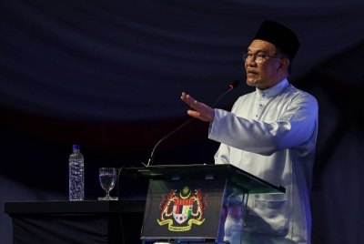 Anwar menyampaikan ucapan pada Perasmian Sentuhan Kasih Desa Terengganu di Kompleks Sukan Ketengah, Bandar Al Muktafi Billah Shah, hari ini. - Foto Bernama