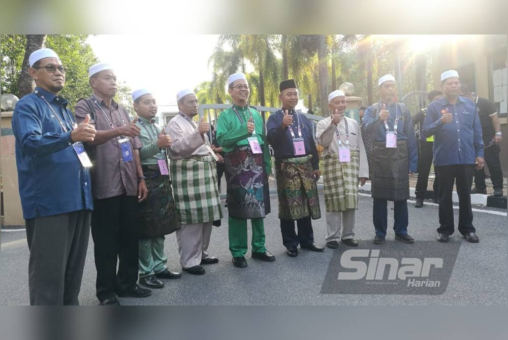 Munir (lima dari kiri) dan Mohd Radzi (empat dari kanan) tiba untuk penamaan calon di Pejabat Daerah, Tanah dan Majlis Daerah Padang Terap.
