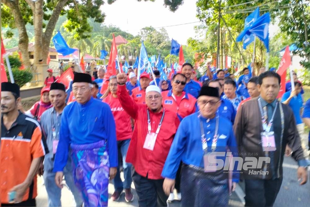 Mahdzir dan Ridzwan berjalan seiring untuk menyerahkan borang penamaan calon.