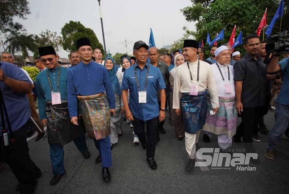 Muhyiddin mengiringi calon PN ke pusat Pusat Penamaan Calon SMK Sungai Pusu.