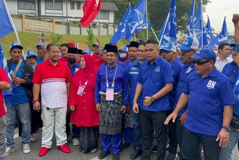 Calon BN bagi kerusi DUN Jeneri, Datuk Muhamad Khizri Abu Kassim tiba di pusat penamaan calon pada jam 8.38 pagi di Pejabat Daerah Dan Tanah, Sik. - Foto Awani