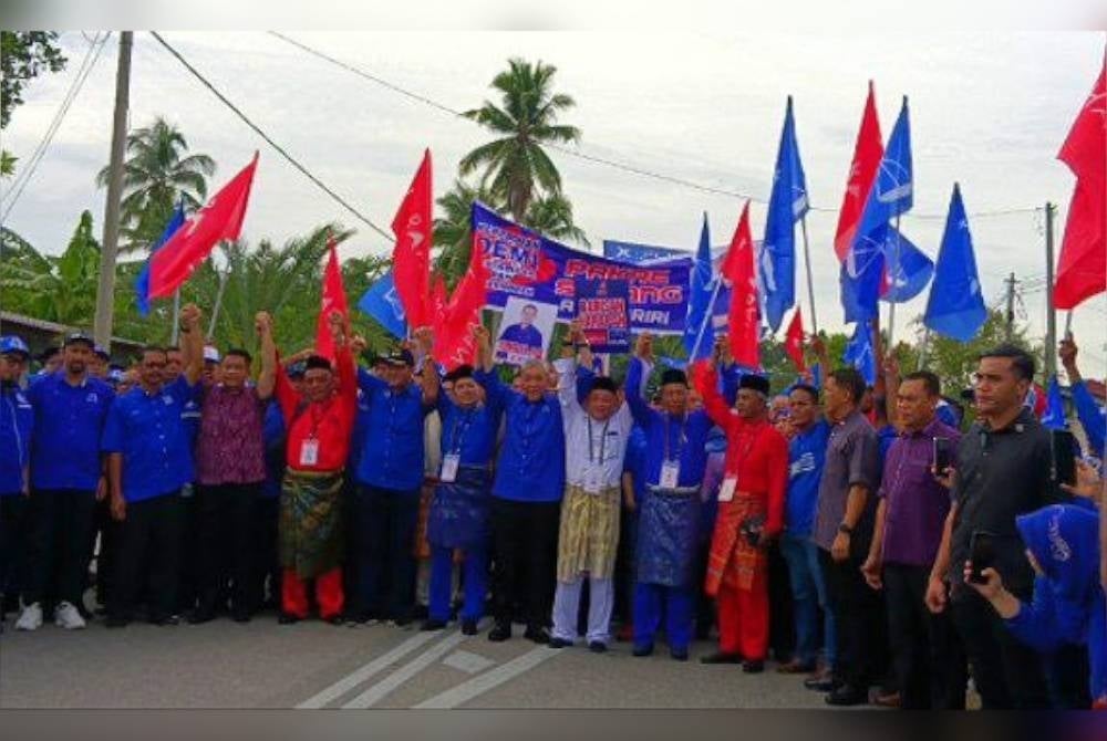 Calon BN dan PH yang bertanding di kawasan DUN Tendong, Pengkalan Pasir dan Meranti mendapat suntikan semangat apabila Ahmad Zahid hadir memberikan sokongan.