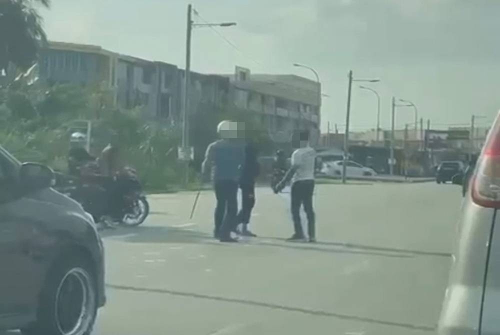 Polis mengesan lima lelaki warga tempatan yang bergaduh di tengah jalan di Tanjung Rambutan, Khamis lalu. - Foto ihsan pembaca