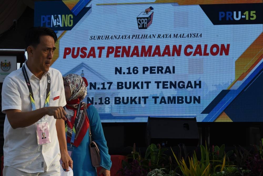 Calon DUN N.18 Tambun, Goh Choon Lik (PKR-PH) (tengah) tiba di pekarangan Pusat Penamaan Calon Kolej Vokasional Seberang Perai pada Sabtu. - Foto Bernama
