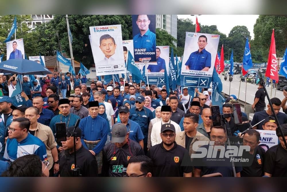 Lebih 5,000 penyokong menyertai perarakan rakyat Gombak bersama calon PN diketuai Muhyiddin.
