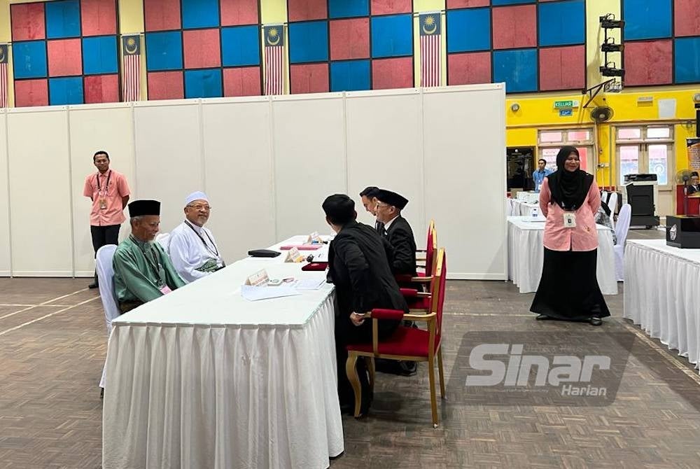 Ahmad menyerahkan borang pencalonan pada jam 9.10 pagi pada penamaan calon di SMK Agama Falahiah, Pasir Pekan pada Sabtu.