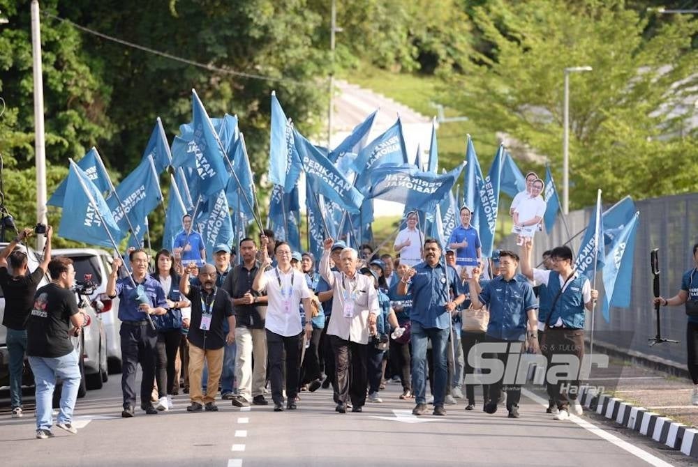 Dominic (tengah) hadir bersama penyokongnya, namun tiada penyokong daripada Pas ketika hari penamaan calon bagi N38 Bayan Lepas.