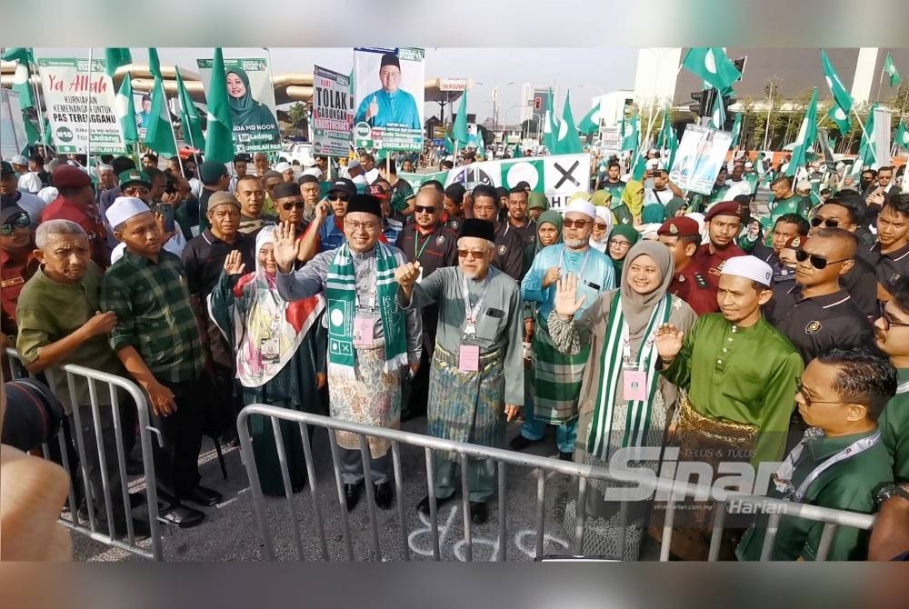 Ahmad Amzad yang akan bertanding bagi kerusi Parlimen Kuala Terengganu tiba bersama calon DUN Ladang, Zuraida Md Noor diiringi penyokong di pusat penamaan calon di Dewan Banquet, MBKT.