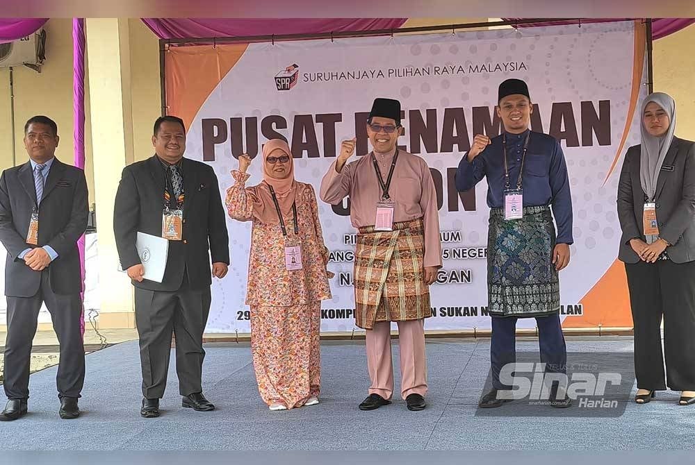 Mohamad Rafie (tengah) diapit oleh Tengku Zamrah (tiga dari kiri) dan Muhammad Ghazali (dua dari kanan) selepas kesemua mereka diumumkan sebagai calon DUN Ampangan.